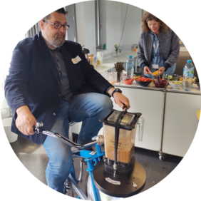 Higlight: Mit dem Smoothie-Bike in Bewegung bleiben Teilnehmer "erradelt" seinen Smoothie